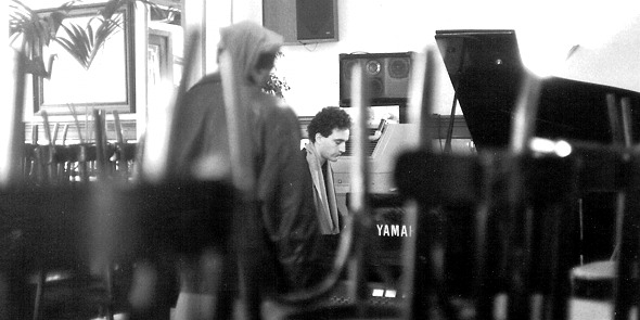 Ensayo matutino con Abdu Salim, Café Central 1990